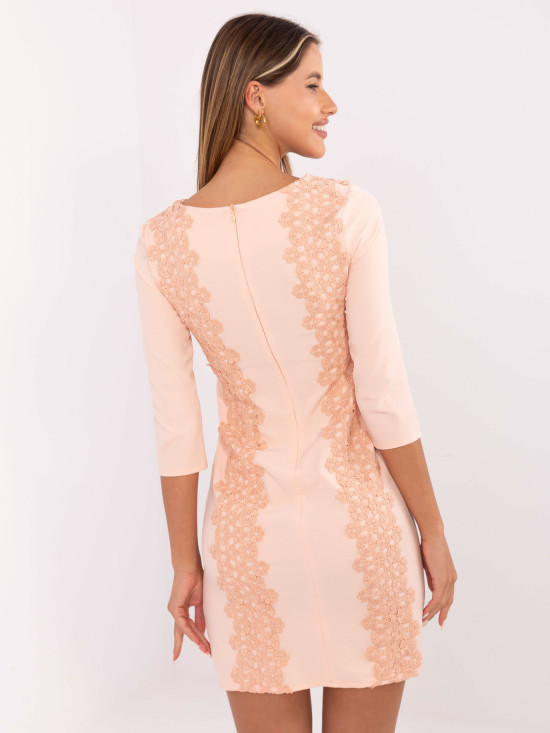 Broskvové koktejlové šaty