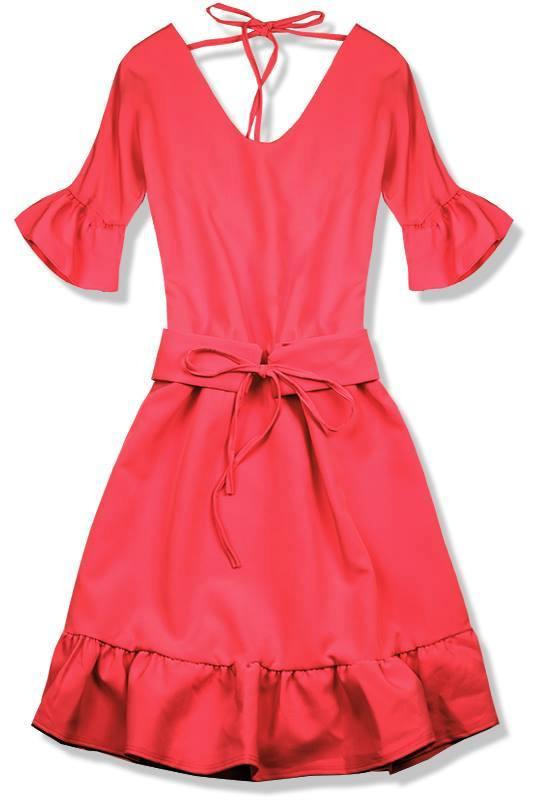 Neonově růžové šaty s výstřihem na zádech