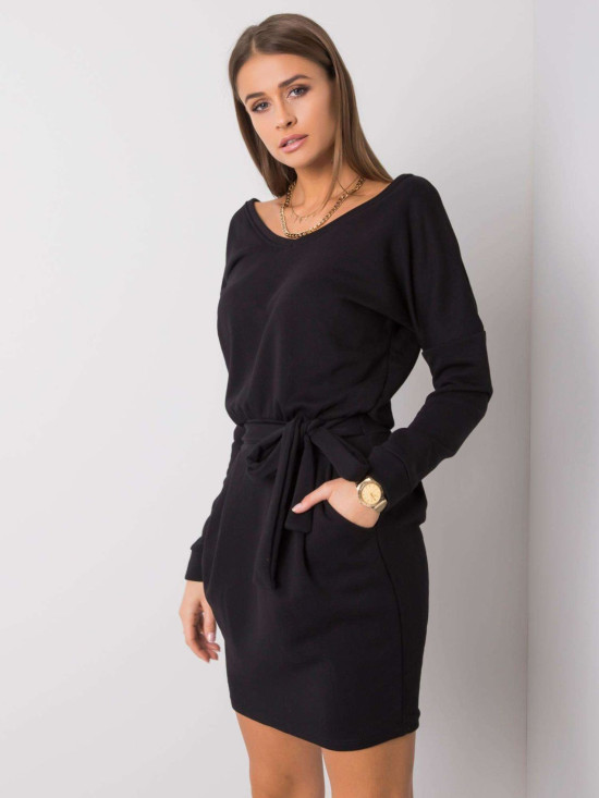 Jednoduché černé šaty s dlouhým rukávem