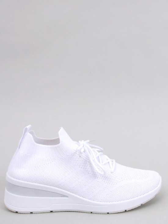 Bílé sportovní tenisky z elastické látky