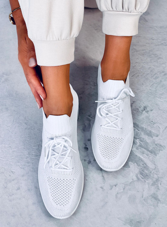 Bílé sportovní tenisky z elastické látky