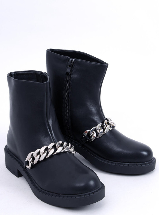 Černé nízké kozačky se stříbrným řetězem