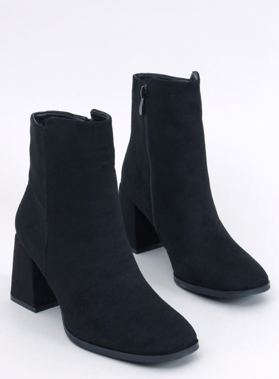 Černé semišové kozačky na podpatku