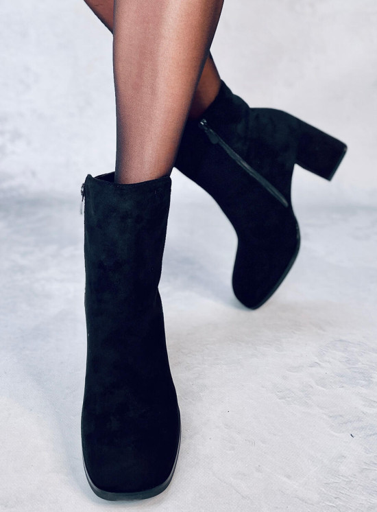 Černé semišové kozačky na podpatku