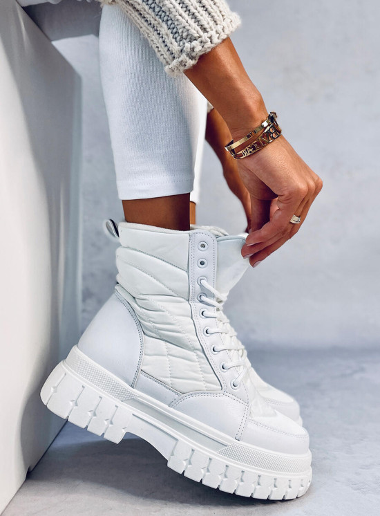 Bílé kozačky s prošíváním