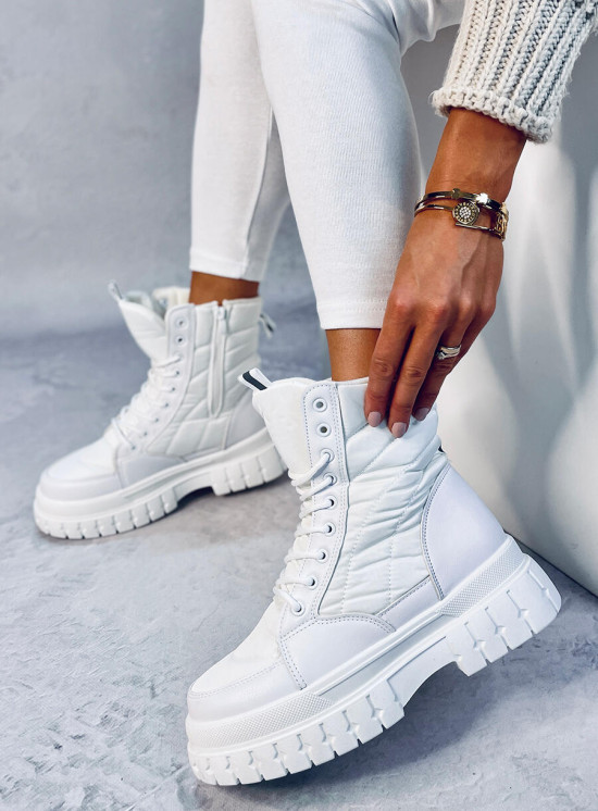 Bílé kozačky s prošíváním