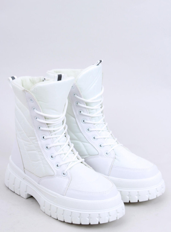 Bílé kozačky s prošíváním