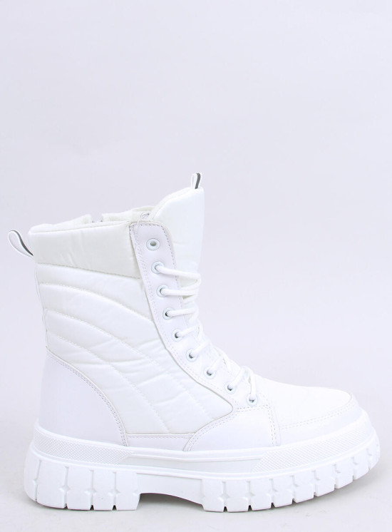 Bílé kozačky s prošíváním