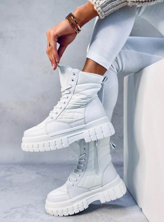 Bílé kozačky s prošíváním