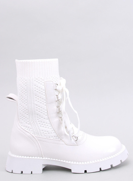 Bílé kotníkové kozačky se svetrovým svrškem