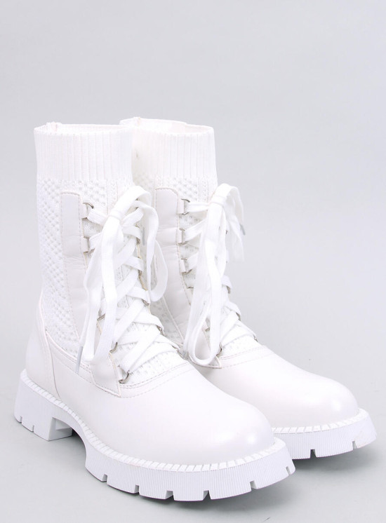 Bílé kotníkové kozačky se svetrovým svrškem