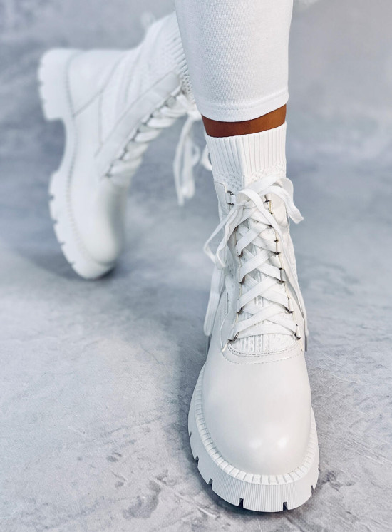 Bílé kotníkové kozačky se svetrovým svrškem