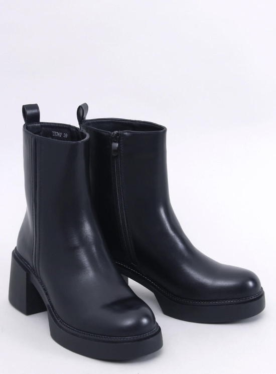 Černé kotníkové kozačky na stabilním podpatku