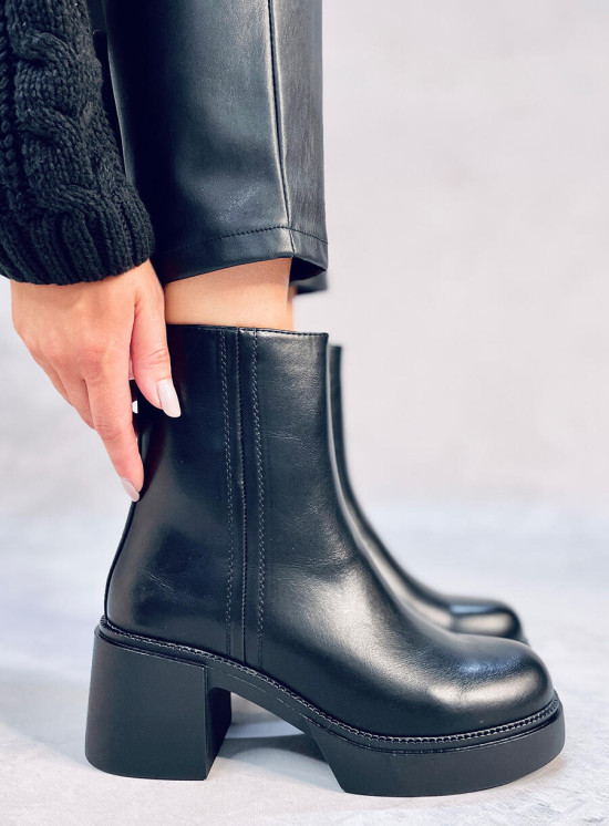 Černé kotníkové kozačky na stabilním podpatku