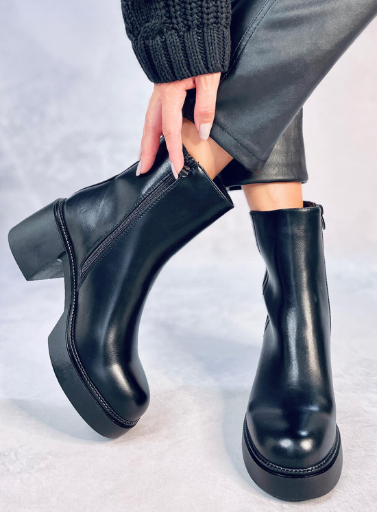 Černé kotníkové kozačky na stabilním podpatku