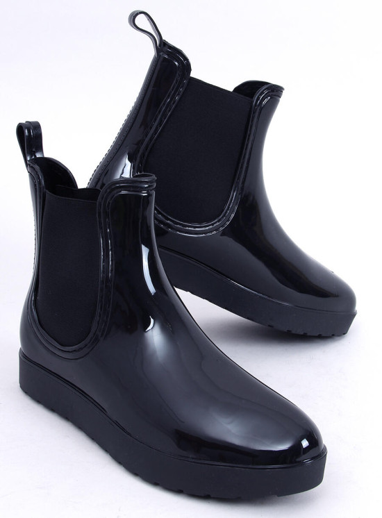 Černé gumové holínky v lakovaném vzhledu