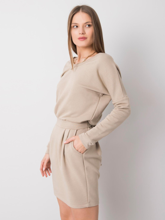 Světle béžové jednoduchá šaty s dlouhým rukávem