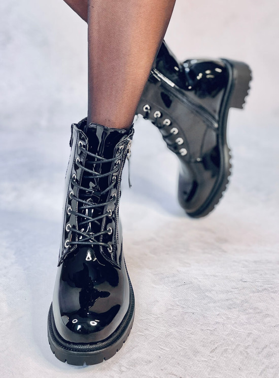 Černé kozačky v lakované ekokůži