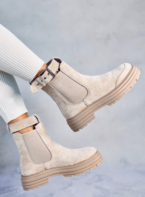 Semišové kotníkové kozačky s přezkou krémové