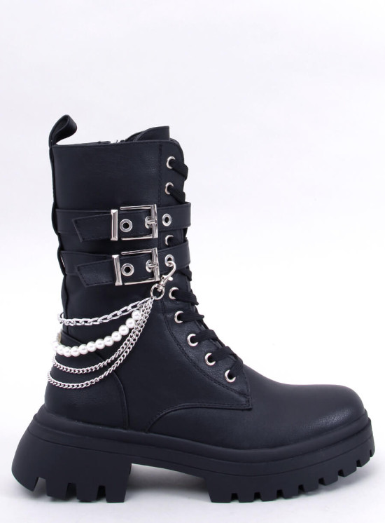 Vysoké černé kozačky s přezkami
