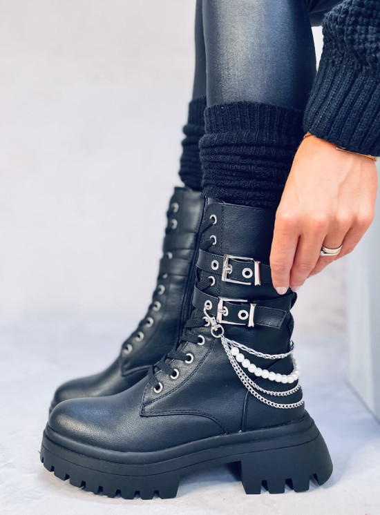 Vysoké černé kozačky s přezkami