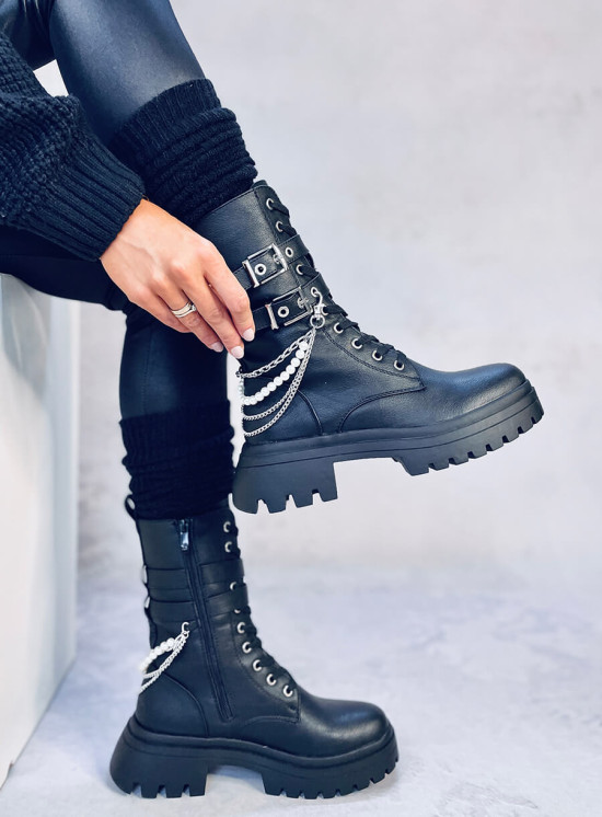 Vysoké černé kozačky s přezkami