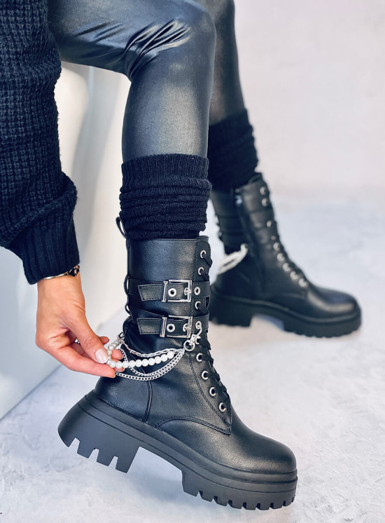 Vysoké černé kozačky s přezkami