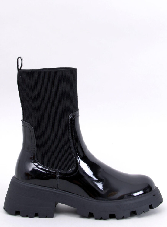 Černé kotníkové kozačky s lakovaným svrškem