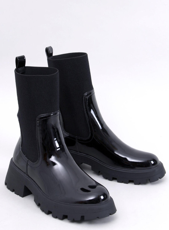 Černé kotníkové kozačky s lakovaným svrškem