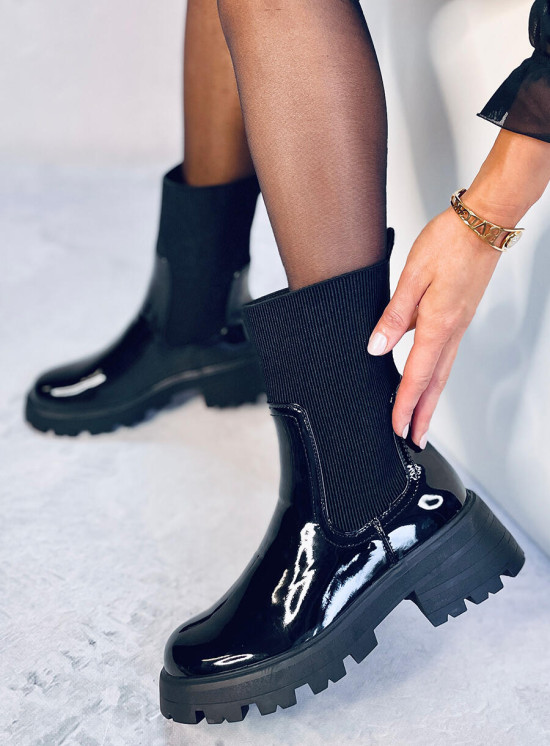 Černé kotníkové kozačky s lakovaným svrškem