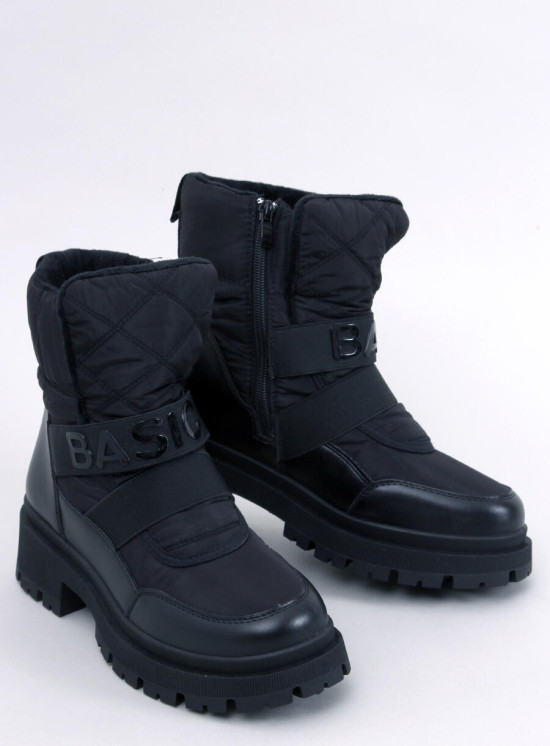 Černé sněhule na platformě