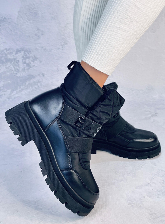 Černé sněhule na platformě