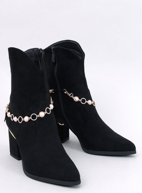 Černé dámské semišové kozačky s řetízkem