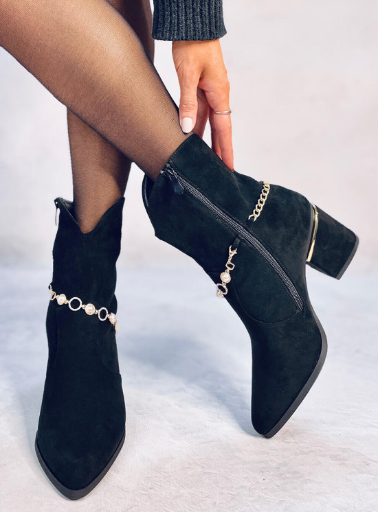 Černé dámské semišové kozačky s řetízkem