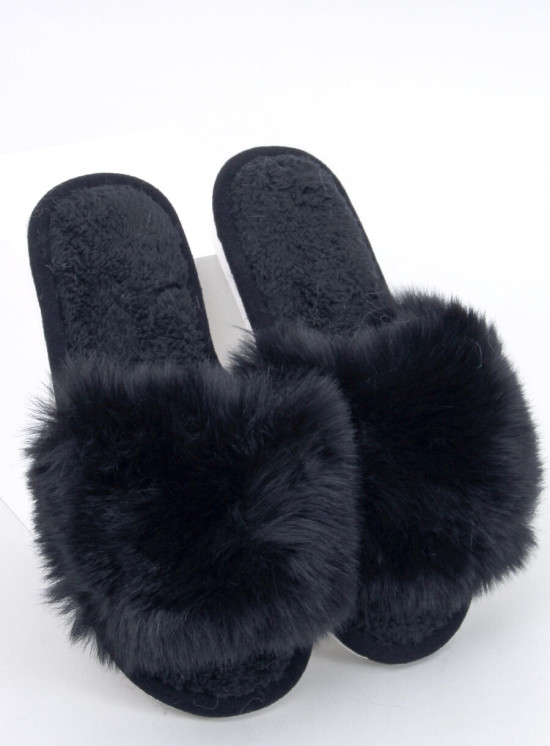 Černé kožešinové pantofle