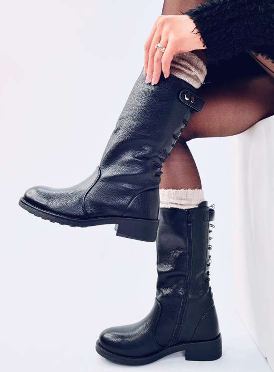 Černé kozačky ve vojenském stylu