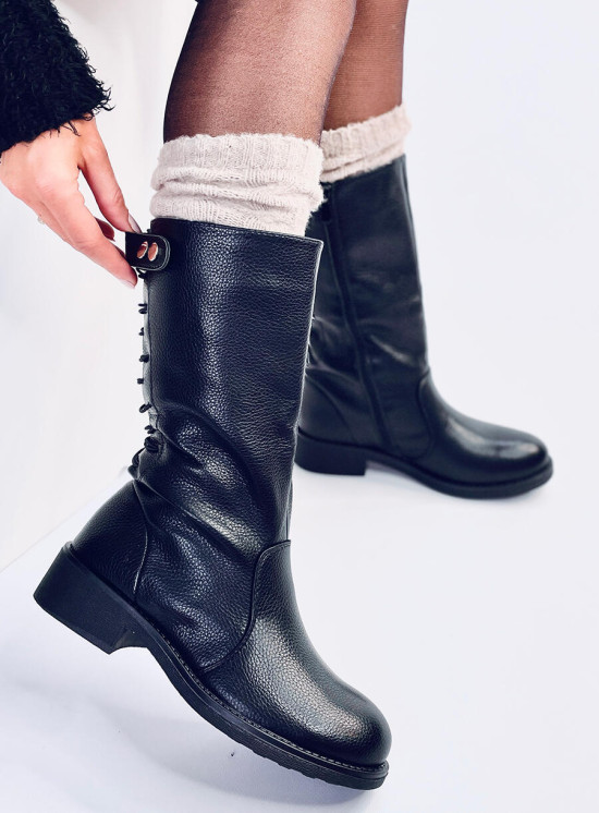 Černé kozačky ve vojenském stylu