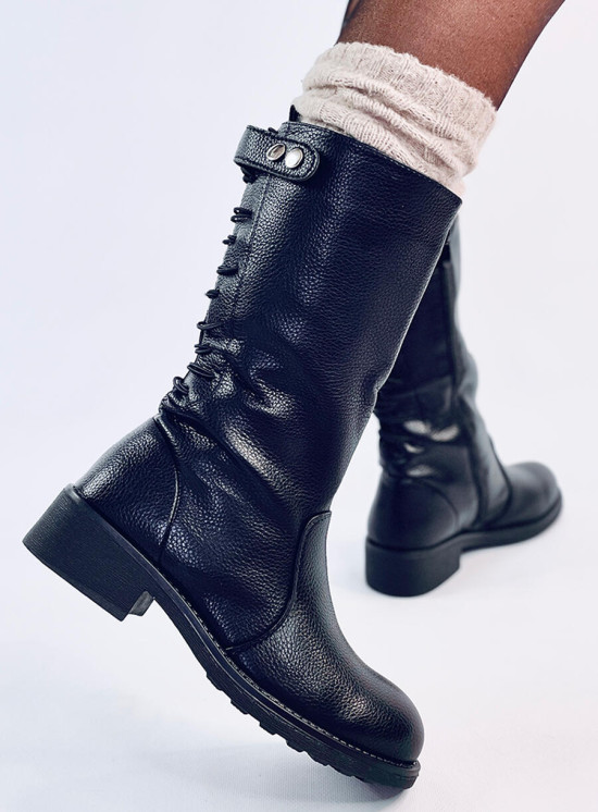 Černé kozačky ve vojenském stylu