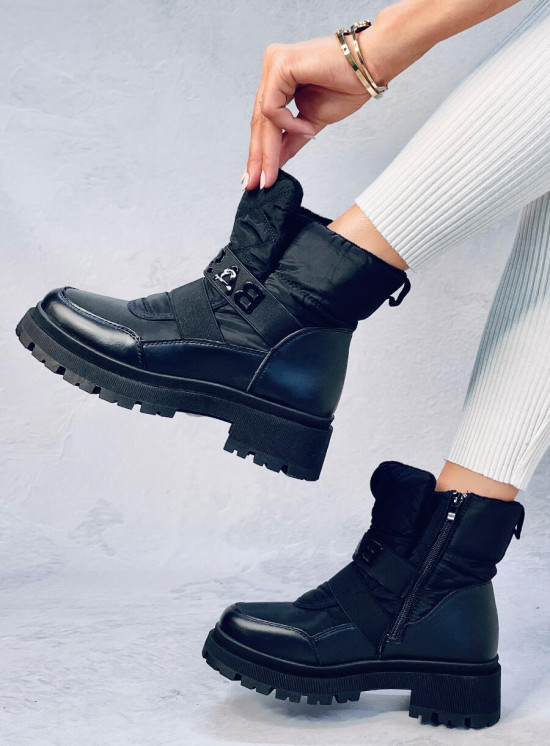 Černé sněhule na platformě