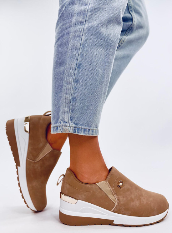 Hnědé tenisky na podpatku