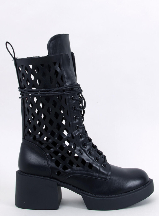 Černé perforované kozačky