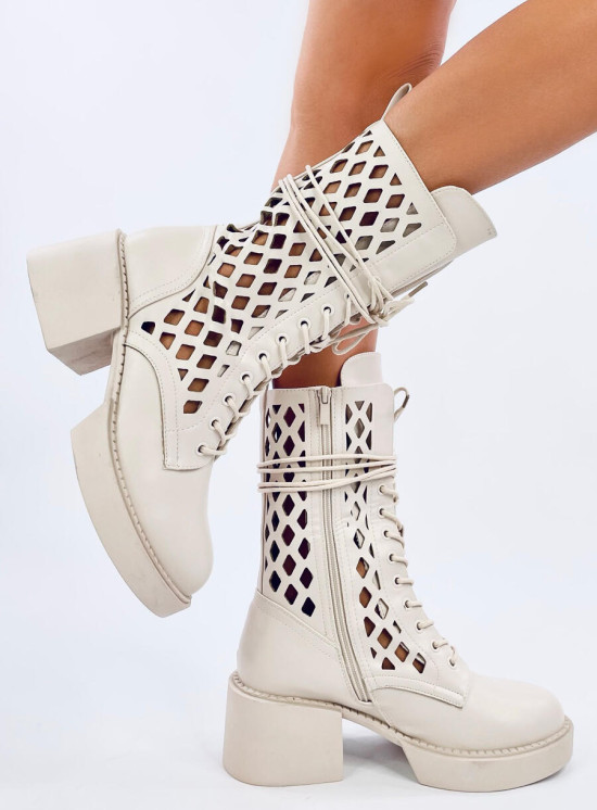 Krémové perforované kozačky