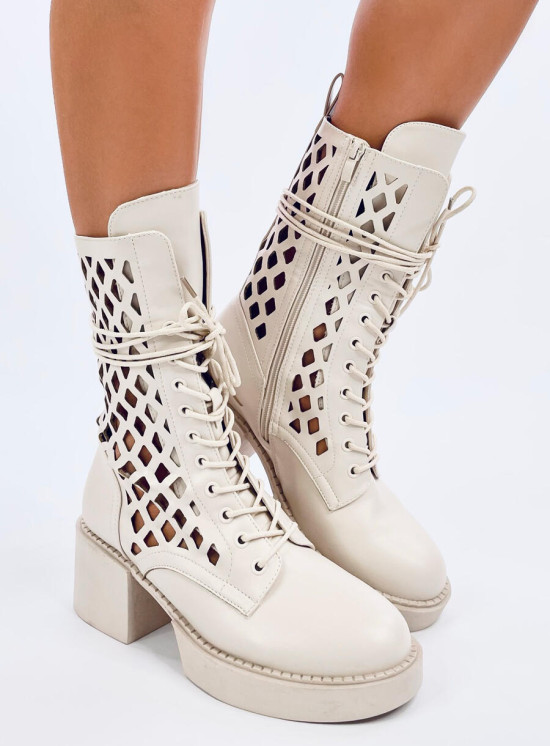 Krémové perforované kozačky