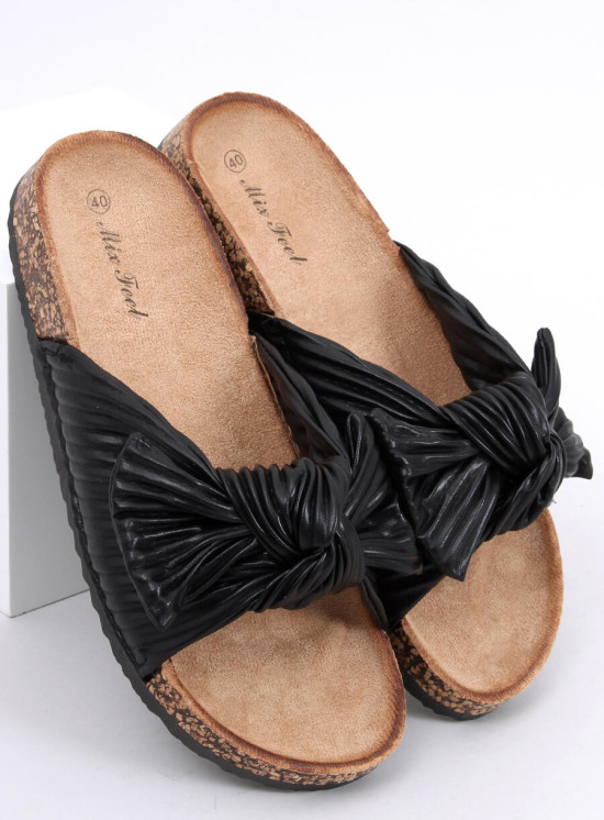 Černé pantofle s korkovou podrážkou