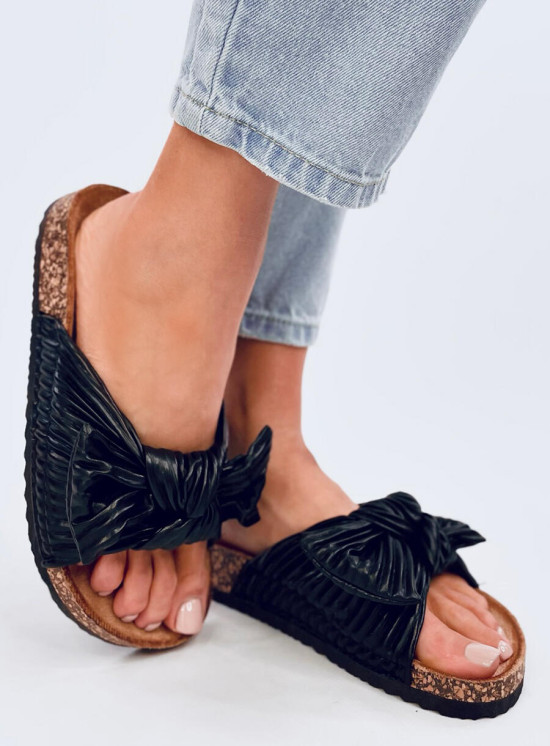 Černé pantofle s korkovou podrážkou