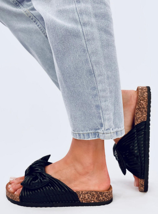 Černé pantofle s korkovou podrážkou