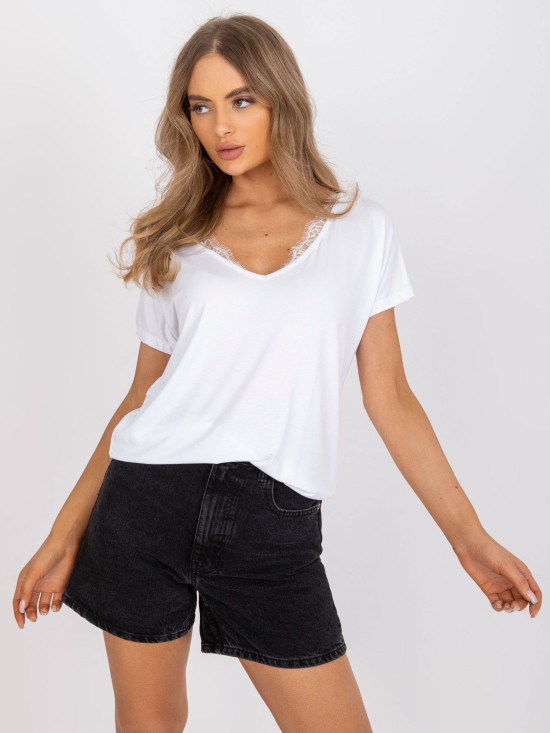 Bílé dámské tričko s V výstřihem a krajkou