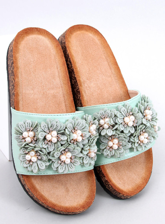 Pantofle s květinami světle zelené