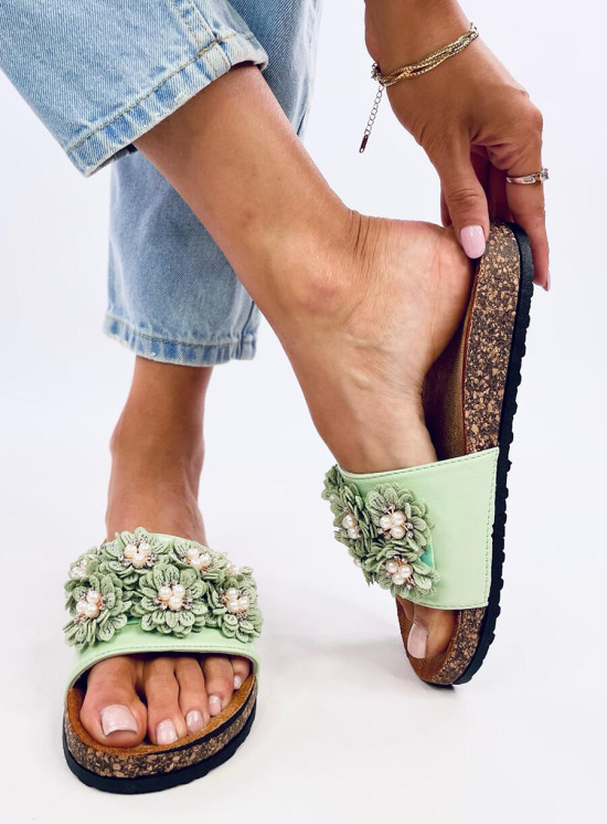 Pantofle s květinami světle zelené