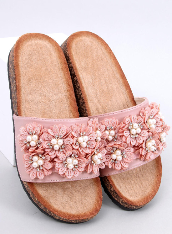 Pantofle s květinami světle růžové